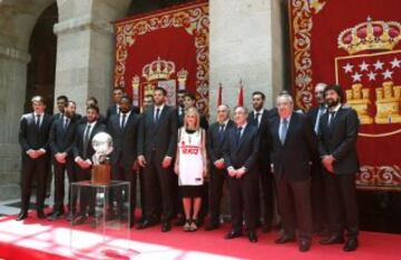 El Real Madrid en la sede de la Comunidad.