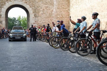 Un grupo de ciclistas reciben el coche fúnebre con los restos de Bahamontes a su llegada a la Capilla Ardiente en la sala Capitular del Ayuntamiento.  