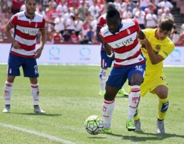 El delantero del Villarrael, Thievy Bifouma, durante el partido correspondiente a la tercera jornada de Liga entre el Granada y el Villarreal, disputado hoy en el estadio Nuevo Los Cármenes de Granada. 
