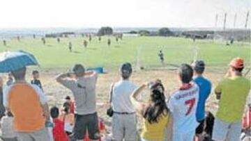 <b>ANIMADOS. </b>Los seguidores presenciaron el entrenamiento.