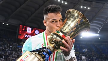 Coppa Italia - Final - Fiorentina v Inter Milan - Stadio Olimpico, Rome, Italy - May 24, 2023 Inter Milan's Lautaro Martinez kisses the trophy after winning the Coppa Italia REUTERS/Alberto Lingria