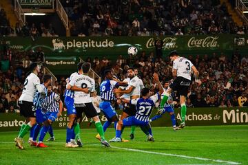 Remate de Satrústegui, del Racing. El gol fue anulado por falta previa.