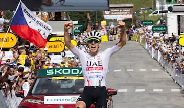 El ciclista esloveno Tadej Pogacar celebra la victoria de etapa. 