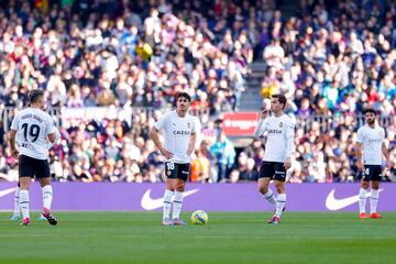 Los jugadores del Valencia tristes tras el 1-0 de Raphinha para el Barcelona. 