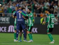 Los jugadores celebran el empate ante el Madrid.