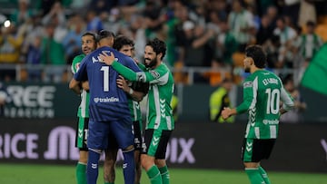 Los jugadores celebran el empate ante el Madrid.