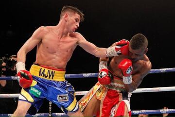 El boxeador inglés Martin J. Ward golpea a un rival durante un combate.