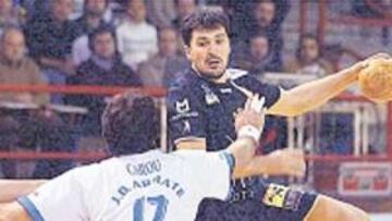 <b>INTENSON. </b>Carou intenta evitar el lanzamiento de Metlicic.