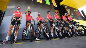 Los corredores del Arkéa-Samsic, en el podio antes de la salida de la 18ª etapa del Tour de Francia entre Bourge-en-Bresse y Champagnole.