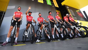 Los corredores del Ark&eacute;a-Samsic, en el podio antes de la salida de la 18&ordf; etapa del Tour de Francia entre Bourge-en-Bresse y Champagnole.