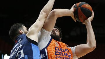 Bojan Dubljevic ante Djurisic en el Valencia Basket-Movistar Estudiantes.