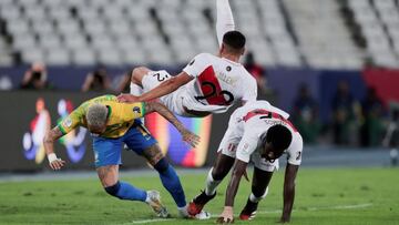 AME461. R&Iacute;O DE JANEIRO (BRASIL), 05/07/2021.- Neymar de Brasil choca hoy con Alexander Callens (arriba) y Christian Ramos (d) de Per&uacute;, durante un partido por las semifinales de la Copa Am&eacute;rica en el estadio Ol&iacute;mpico Nilton Sant