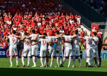 Poland hold their nerves to book their place in the quarter final