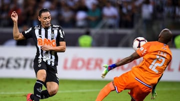 BRA001. BELO HORIZONTE (BRASIL), 23/04/2019.- El jugador Ricardo Oliveira del Atletico Mineiro (i) disputa el bal&oacute;n con Luis Mej&iacute;a de Nacional (d) este martes, durante un partido de la Fase de Grupos de la Copa Liberadores 2019 entre Atl&eac