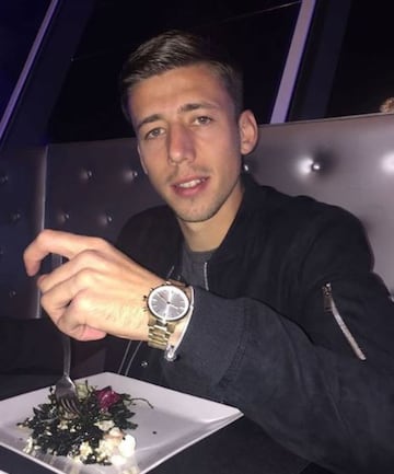 Con respecto a los gustos culinarios Lenglet admite que su plato favorito es el jamón.