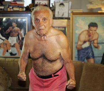 Jake LaMotta, 'Toro Salvaje', naci車 en Nueva York en 1921. Pele車 en 106 combates de los que gan車 83 (30 por KO). Su gran rival fue Sugar Ray Robinson, al que gan車 la segunda vez que se enfrentaron siendo el primer boxeador que consegu赤a vencerle.
El 16 de junio de 1949 consigui車 por KO el t赤?tulo mundial de los pesos medios ante Marcel Cerdan. En la tercera defensa del t赤tulo, el 14 de febrero de 1951, perdi車 ante Sugar Ray Robinson en una pelea que se bautiz車 como 'La matanza de San Valent赤n' debido a su crudeza. El 14 de abril de 1954 se subi車 al ring por 迆ltima vez.
Despu谷s de su retirada compr車 un club nocturno. Tras perderlo por diversos problemas legales inici車 una carrera como comediante.
La pel赤cula basada en su vida, Toro Salvaje, tuvo 8 nominaciones a los ?scar y se llev車 2 estatuillas (mejor montaje y mejor actor para Robert DeNiro).