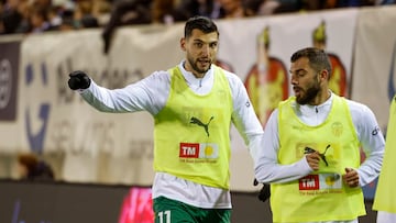 EJEA DE LOS CABALLEROS (ZARAGOZA), 04/12/2024.- El delantero del Valencia, Rafa Mir (i), durante el encuentro correspondiente a la segunda ronda de la Copa del Rey frente al Ejea en el antiguo campo de Fútbol Luchán, hoy miércoles en Ejea de los Caballeros. EFE / Javier Cebollada.