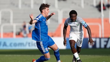 AMDEP1901. MENDOZA (ARGENTINA), 24/05/2023.- Cesare Casadei (d) de Italia disputa un balón con Daniel Bameyi de Nigeria hoy, en un partido de la Copa Mundial Sub-20 entre Italia y Nigeria en el estadio Malvinas Argentinas en Mendoza (Argentina). EFE/Marcelo Ruiz
