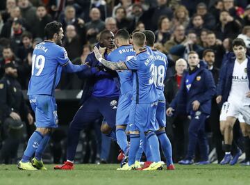 Los jugadores del Valencia y Getafe acabaron enzardados al final del encuentro.