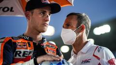 Alberto Puig habla con Pol Espargar&oacute; en la salida del GP de Qatar.