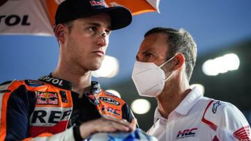 Alberto Puig habla con Pol Espargaró en la salida del GP de Qatar.