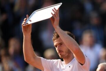 Andy Murray muestra el trofeo.