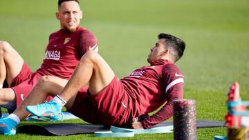 Acuña, con Ocampos al fondo.