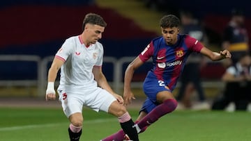 SEVILLA, 29/09/2023.- El delantero del FC Barcelona Lamine Yamal (d) disputa una posesión ante Adrià Pedrosa, defensa del Sevilla durante el partido correspondiente a la jornada 8 de LaLiga EA Sports entre Barcelona Sevilla que se juega este viernes en el Estadio Olímpico de Barcelona. EFE/ Quique García