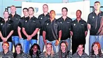 <b>FOTO DE FAMILIA. </b>Los equipos masculino y femenino de Estudiantes.