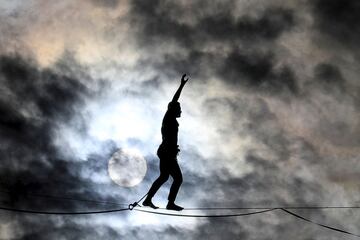 El francés Nathan Paulin camina sobre un slackline a 70 metros de altura para recorrer 670 metros entre la Torre Eiffel y el Teatro Nacional de Chaillot, en París. Preciosa fotografía en la que el equilibrista parece que está paseando entre las nubes. Esperemos que la belleza de las vistas no le desconcentren de su tarea.