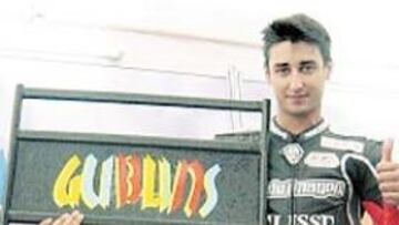 <b>UN HOMBRE FELIZ. </b>Silva, ayer con la pizarra de su tercer puesto.