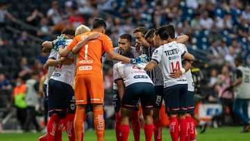 AME5479. MONTERREY (MÉXICO), 29/04/2023.- Jugadores de Rayados se reunene hoy, durante un partido correspondiente a la jornada 17 del Torneo clausura 2023 entre Rayados y Pumas, en el estadio BBVA, en Monterrey (México). EFE/Miguel Sierra
