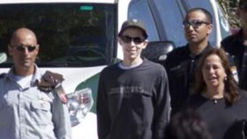 <b>POLÉMICA. </b>Gilad Dhalit, en el centro, con una gorra, acompañado de su madre, tras su liberación.