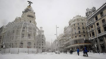 MADRID, 09/01/2021.- Vista de la confluencia entre la calle Alcal&aacute; y la Gran V&iacute;a de Madrid, este s&aacute;bado, cubierta de nieve tras el paso de la borrasca Filomena. EFE/Ballesteros