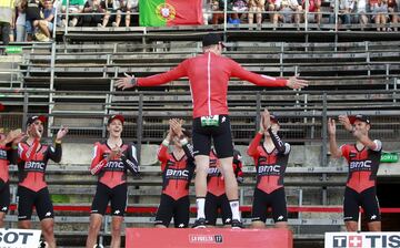 Rohan Dennis, líder de la carrera.