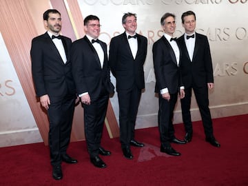 Nominados a la mejor banda sonora de "Emilia Perez". Niels Barletta, Maxence Dussere, Erwan Kerzanet, Cyril Holtz y Aymeric Devoldere posan en la alfombra roja del Dolby Theatre.