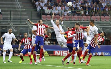 Sergio Ramos entre Stefan Savic y Diego Godín.