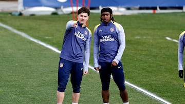 Julián Alvarez con Lookman, en la sesión de trabajo del Atlético.