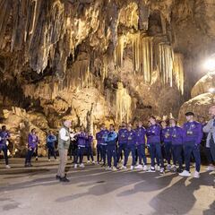 El Málaga se hace las espectaculares fotos oficiales en la Cueva de Nerja