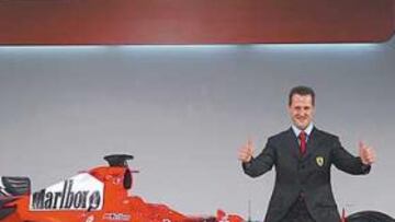 <b>ROJO ESPERANZA. </b>Schumacher estaba así de feliz con el F2005 el día de su presentación. Ahora este coche se ha convertido en la tabla de salvación de la escudería Ferrari.