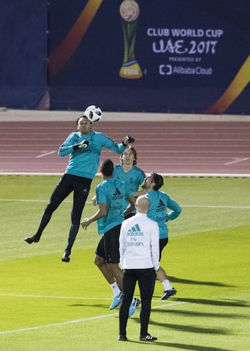 Keylor Navas de cabeza.