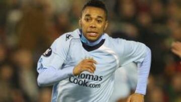 <b>SE DEFIENDE.</b> Robinho se defiende de las críticas que ha recibido por su viaje a Brasil.