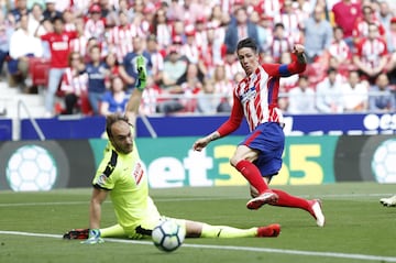 Si alguien dice 9 y Atlético, Fernando Torres es su primera respuesta. Tras hacerse con el mítico dorsal en 2001, con el equipo en Segunda y su primera en el primer equipo desde el inicio de temporada, lo mantuvo hasta su marcha en 2007 al Liverpool. Cuando regresó se puso el 19 a la espalda, el 9 lo llevaba Mandzukic y tras la marcha del croata recuperó su mítico dorsal que lo llevó hasta su último partido, frente al Eibar, donde anotó dos goles.