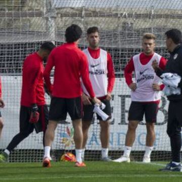 El Atlético se entrenó ayer por última vez con la cabeza en el Valencia. La plantilla está concienciada: sabe que este partido es de los que marcan y trabajaron concentrados, con muy buen ambiente.