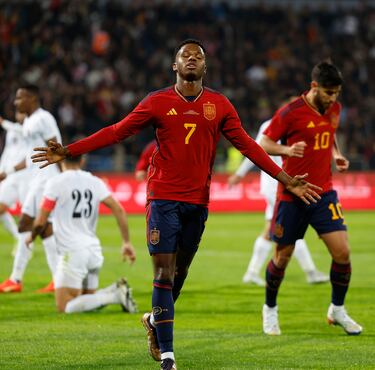 El delantero español, Ansu Fati, celebra el 0-1 para la selección española. 


