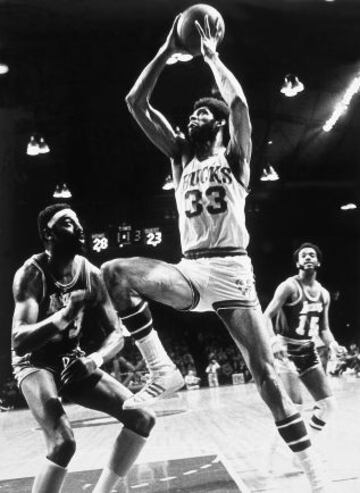 El joven pívot dominaría la NBA desde el inicio, ganando seis veces el MVP entre 19170 y 1980. Aquí, ante otro gigante, Wilt Chamberlain.