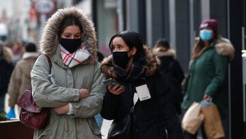 People, wearing protective face masks, walk on a street in Brussels, amid the rise of the coronavirus disease (COVID-19) cases due to the Omicron variant in Belgium, January 21, 2022. REUTERS/ Johanna Geron