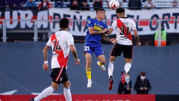 Un doblete de Álvarez y la temprana expulsión de Marcos Rojo acabaron con Boca en el Monumental. El Millonario se queda como puntero en la tabla.