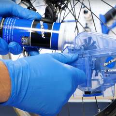 ¿Cómo limpiar la cadena de la bici? Con este dispositivo todo en uno