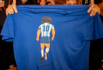 Después de un partido lleno de tensión, los seguidores argentinos explotan de alegría tras ver a su selección Campeona del Mundo.